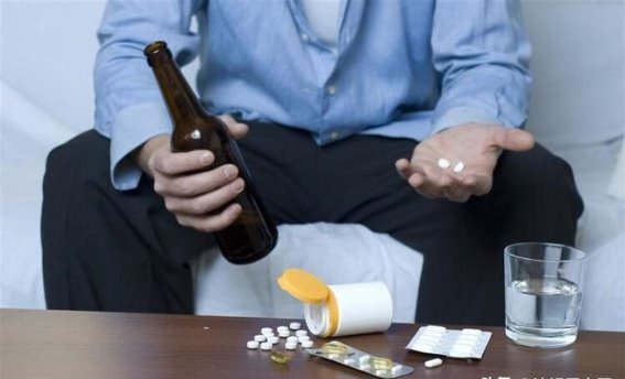 头孢与酒的“危险搭档”，这些药物也不能与酒共饮