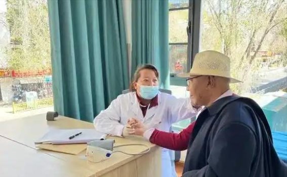 头发变白不全是衰老，医生提醒：还可能是这些原因，千万别忽视