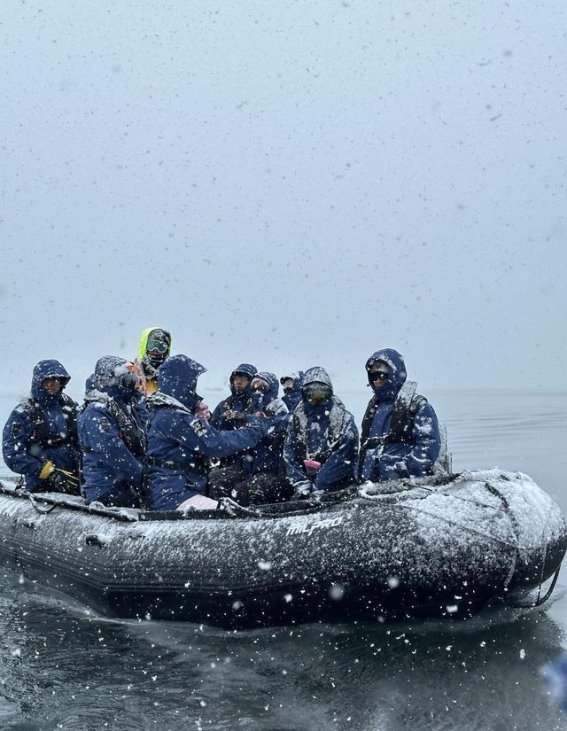 他将亚冬会的邀请函“送到世界尽头”！哈尔滨62岁摄影人郑雪松的南极之行