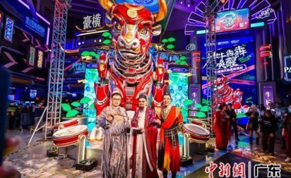 机甲巨兽“神牛犇犇”闪亮登场，广州夜空新地标