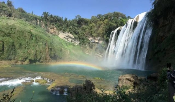 赤水大瀑布的水露与生命之舞