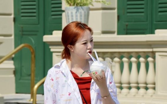 曼谷大皇宫人潮涌动，热季来临游客应对高温挑战