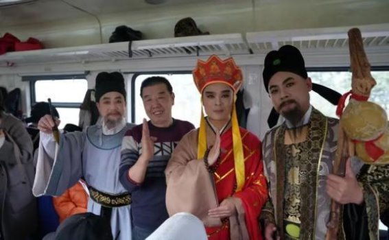 西安开通药王山庙会旅游专线，游客体验非遗文化魅力