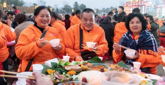 适老号专列：银发经济点亮荆山楚水