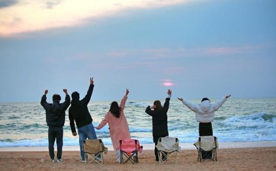 春日暖阳下的日照：海天一色，温暖如画